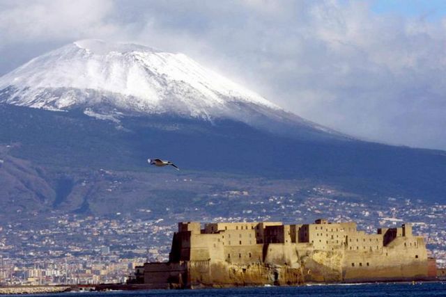Napoli 23 Dicembre 2003:<br /><br /><br /><br /><br /><br /><br />
Vesuvio con neve (Foto Cesare Abbate)