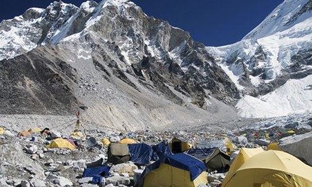 Everest base camp - avalanche kills Australian tourist