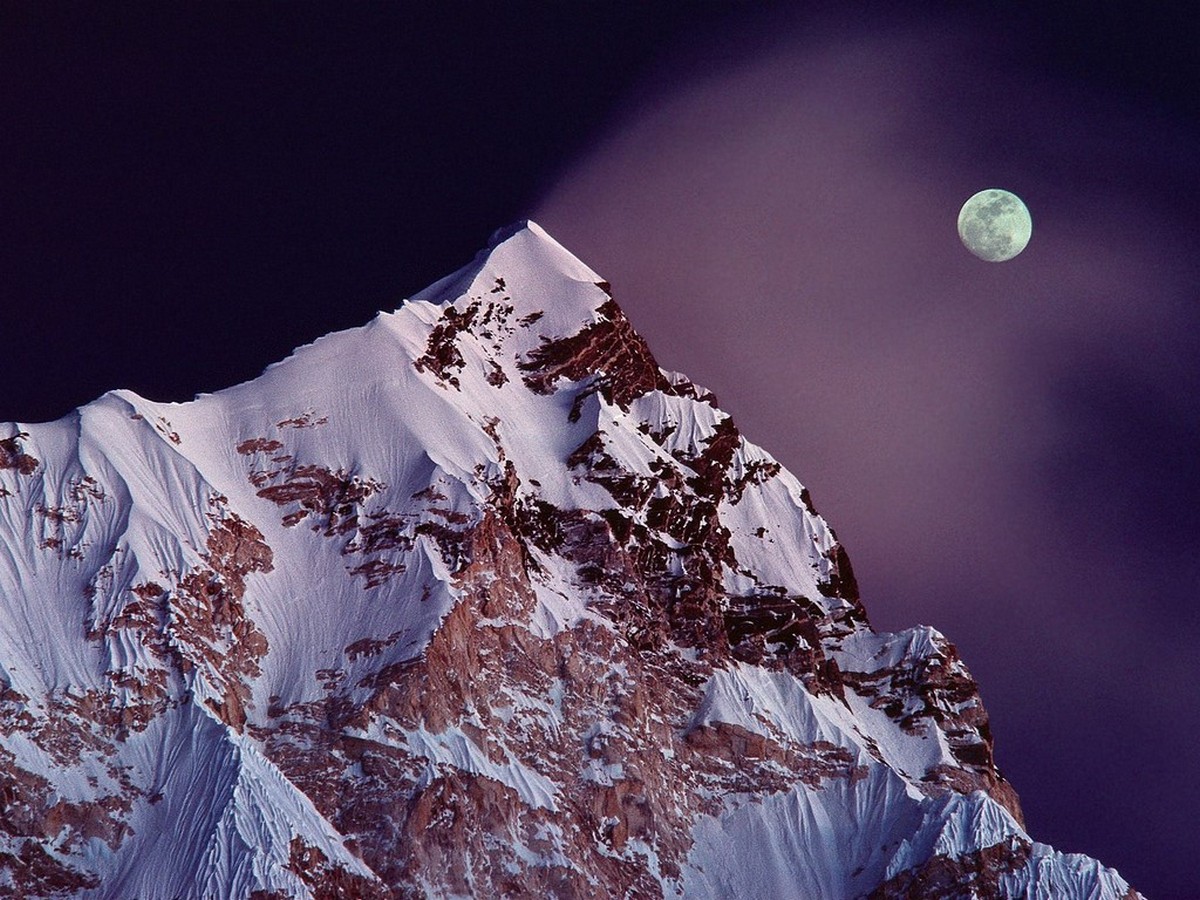 Moon_Over_Mount_Nuptse,_Nepal